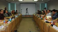 Pimpinan KPK (kanan) saat melakukan pertemuan dengan pimpinan Komisi Yudisial di gedung Komisi Yudisial, Jakarta, Rabu (6/1/2016). Pertemuan berlangsung tertutup dan membahas pembaharuan MoU kedua lembaga. (Liputan6.com/Helmi Fithriansyah)