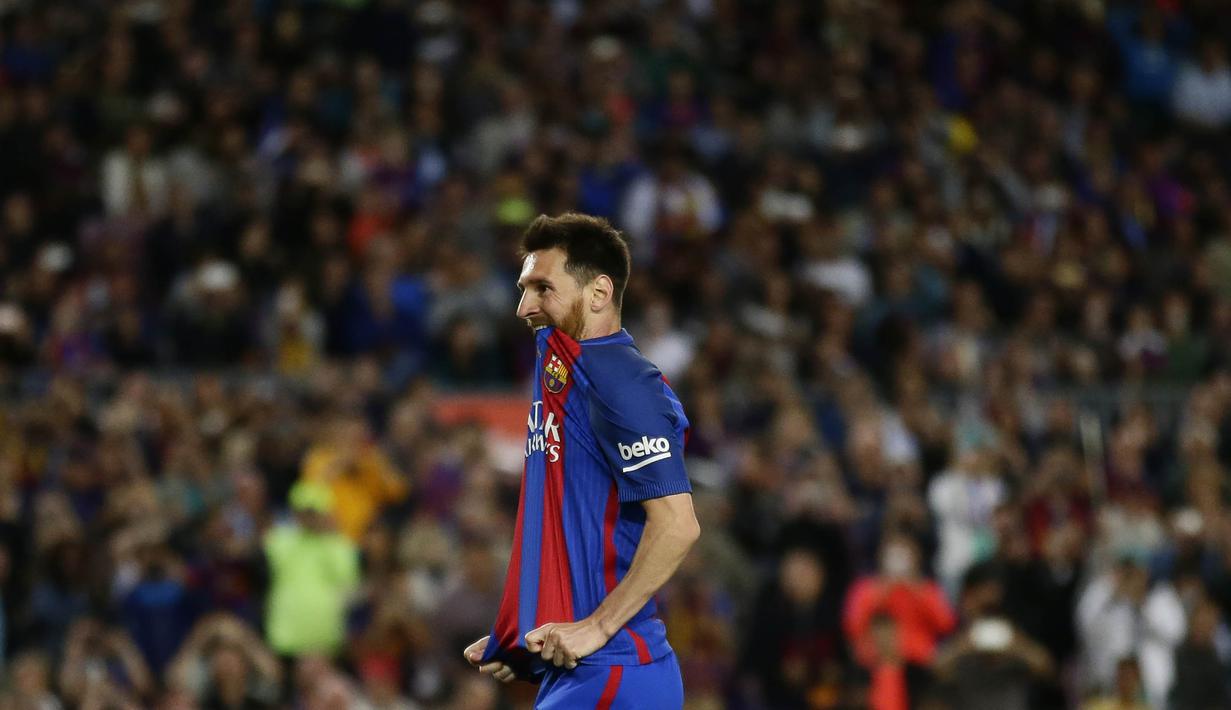 Striker Barcelona, Lionel Messi, tampak kecewa usai pertandingan melawan Eibar pada laga pekan terakhir La Liga di Camp Nou, Minggu (21/5/2017). Meski menang, Barcelona tetap gagal juara La Liga. (AP/Manu Fernandez)