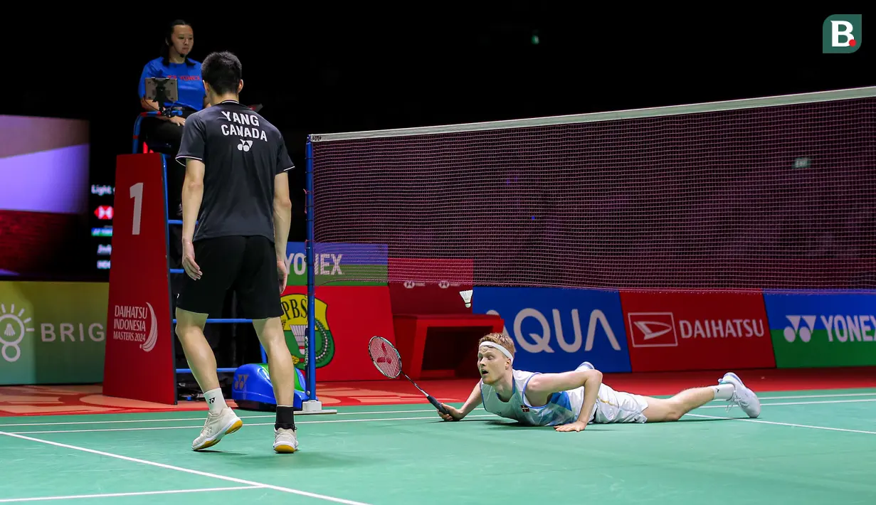 Pebulutangkis tunggal putra Denmark, Anders Antonsen terjatuh saat berusaha mengembalikan kok pada laga final Indonesia Masters 2024 melawan pebulutangkis Kanada, Brian Yang di Istora Senayan, Jakarta, Minggu (28/01/2024). (Bola.com/Bagaskara Lazuardi)