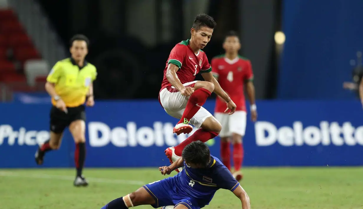 Ahmad Nufiandani beberapa kali membawa bola ke depan, tetapi selalu kandas sebelum masuk kotak penalti lawan. (Bola.com/Arief Bagus)
