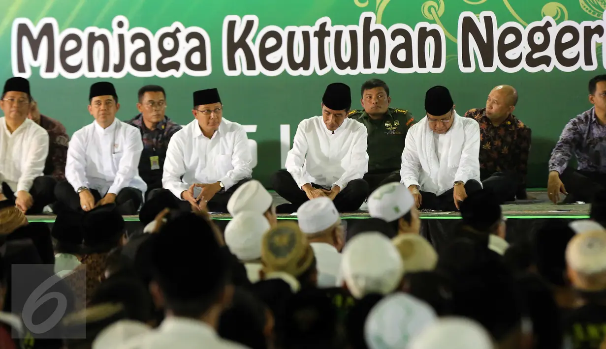 Presiden Jokowi (tengah) dan Menag Lukman Hakim Saifuddin (ketiga kiri) mengikuti Istighosah Nahdlatul Ulama (NU) di Masjid Istiqlal, Jakarta, Minggu (14/6). Istighosah tersebut diadakan untuk menyambut bulan Ramadan 1436 H. (Liputan6.com/Helmi Afandi)