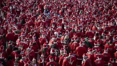 Ratusan pelari berkostum Sinterklas memadati jalanan Barcelona Spanyol dalam acara fun run 5 km pada Minggu (22/12/2024) waktu setempat. Acara tersebut menjadi salah satu bentuk menyambut hari Natal. (AFP/Josep Lago)
