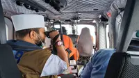 Wali Kota Bengkulu Helmi Hasan saat meninjau kondisi perairan Bengkulu menggunakan helikopter milik Basarnas. (Liputan6.com/Yuliardi Hardjo)