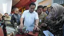 Menteri Perdagangan Rachmat Gobel mengunjungi Pasar Meruya Ilir, Jakarta Barat, Selasa (25/11/2014). (Liputan6.com/Herman Zakharia)