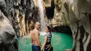 Bima dan Rasyena terlihat melakukan foto prewedding di antara batu alam yang memiliki air terjun kecil yang indah. Hanya saja yang tampak berbeda adalah baju yang dikenakan Rasyena. (Liputan6.com/IG/@bimaaryo)