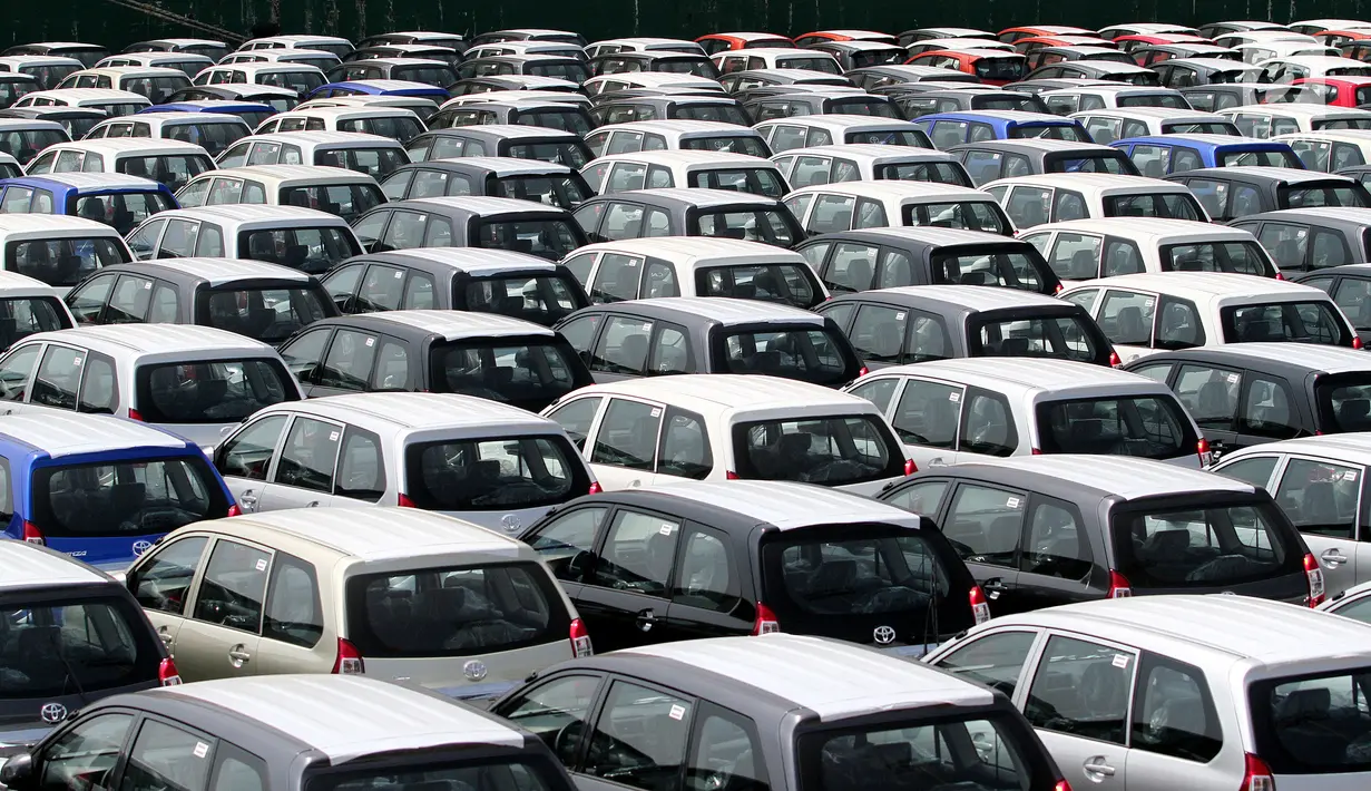 Ratusan mobil yang siap diekspor terparkir di Tanjung Priok Car Terminal, Jakarta, Selasa (8/8). Kemenperin mencatat, ekspor Mobil pada periode Januari-Juni 2017 meningkat 20,5% dibandingkan periode yang sama tahun 2016. (Liputan6.com/Johan Tallo)