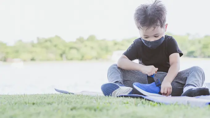 Pakai Baju Hitam Kok Terasa Gerah? Bantu Anak Temukan Jawabannya