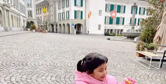 Puff jacket yang dikombinasikan dengan fur pants dengan warna yang senada yaitu pink akan membuat si kecil terlihat sangat cantik. (instagram/gyaps)