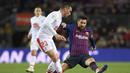 Lionel Messi mencoba menghadang operan pemain Eibar pada laga lanjutan La Liga yang berlangsung di stadion Camp Nou,  Senin (14/1). Barcelona menang 1-0 atas Eibar (AFP/Lluis Gene)