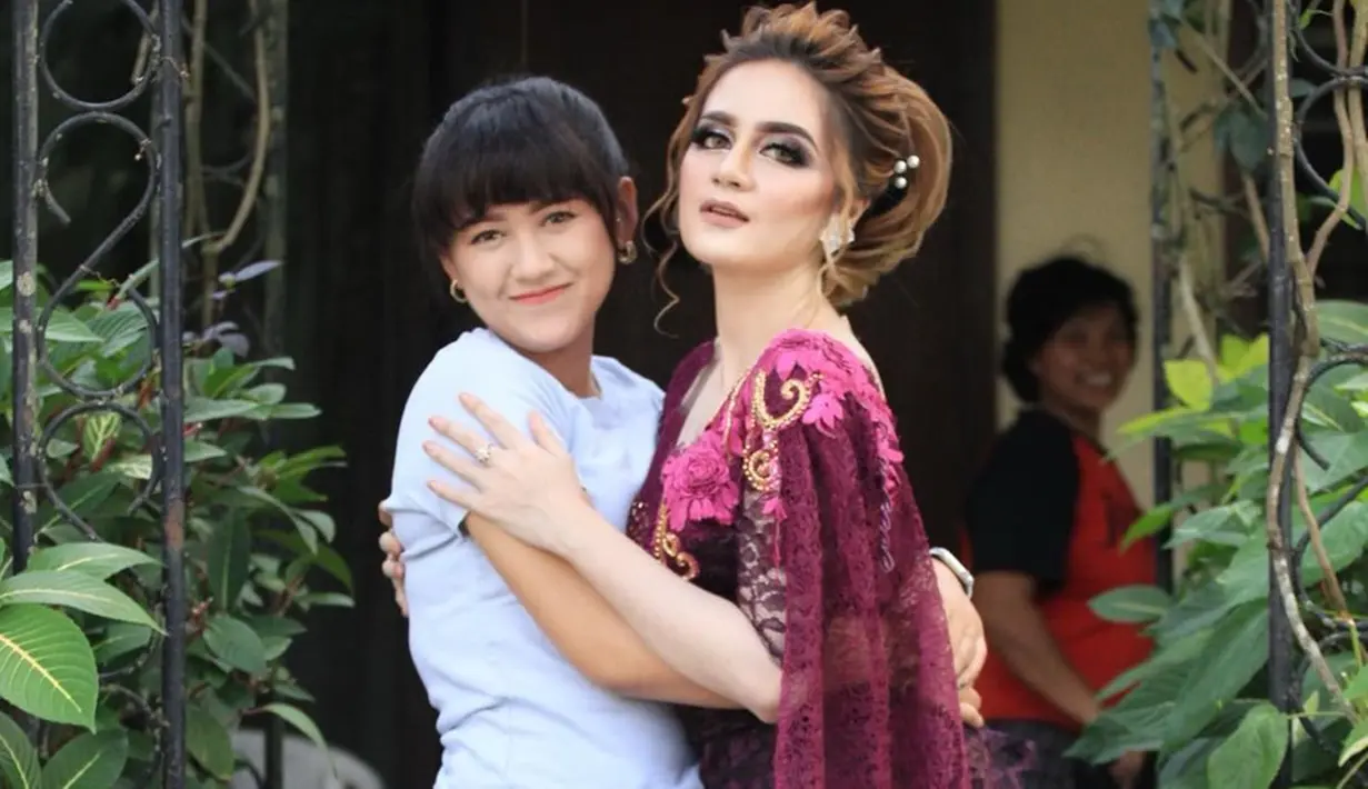 Saat mengenakan kebaya, wanita berdarah Indonesia-Belanda ini berhasil mencuri perhatian. Meski berparas bule, penampilannya mengenakan kebaya pun menuai pujian warganet. Tak sedikit orang yang memuji Irenne Ghea makin memesona. (Liputan6.com/IG/@irenneghea__reall)
