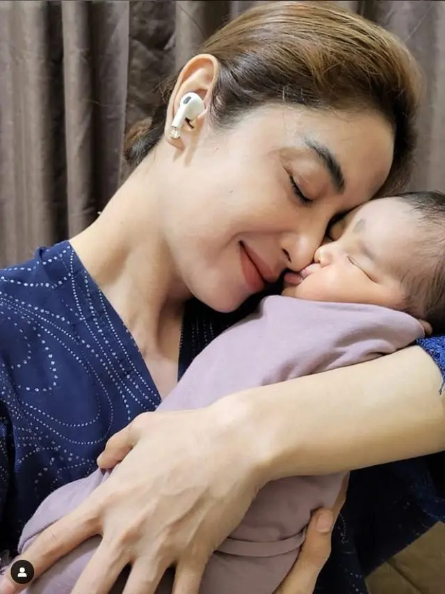 6 Potret Rosa Meldianti Momong Anak Pertama Usai Lahiran, Cucu Dewi Perssik