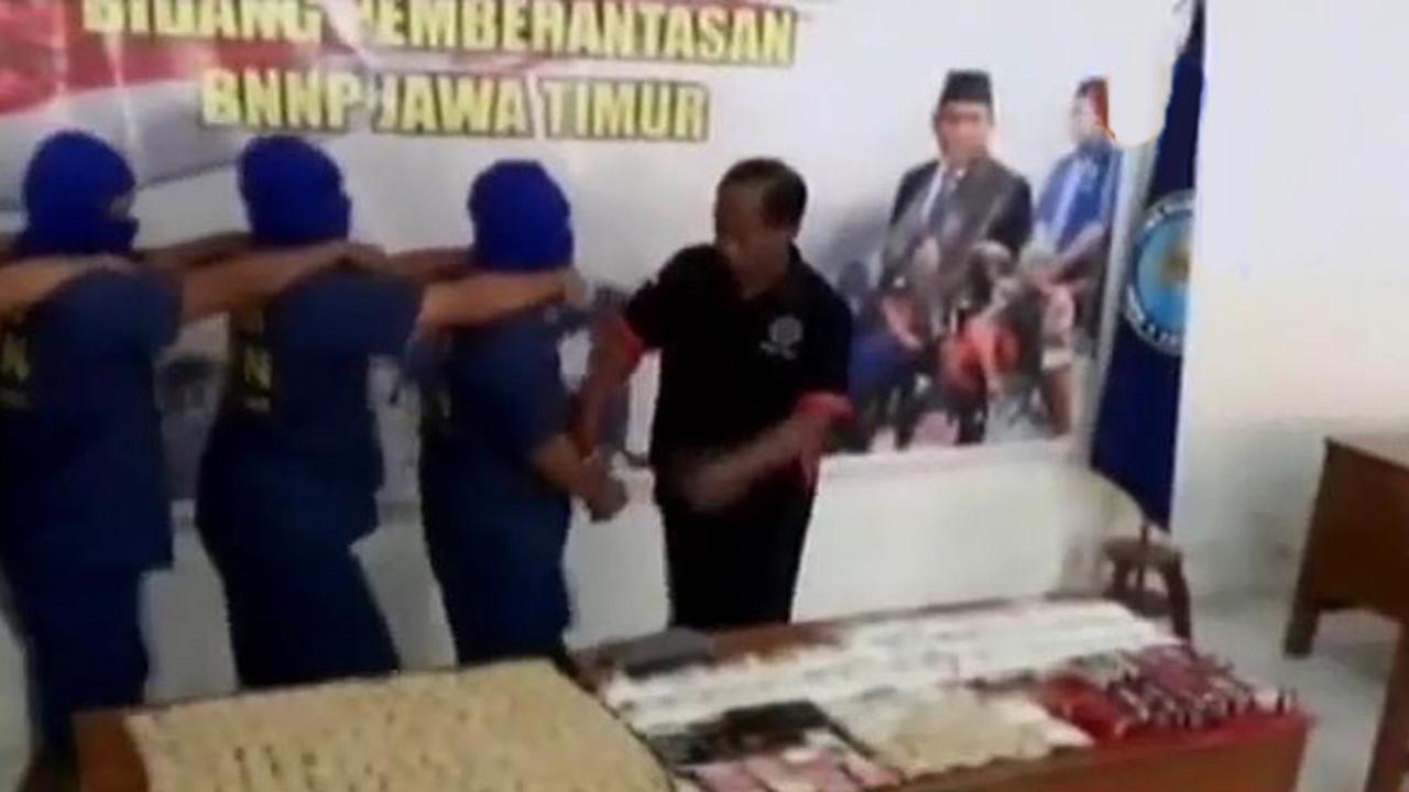 VIDEO: Bandar Narkoba Kakap Digerebek di Perumahan Elit Sidoarjo
