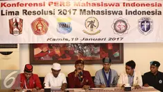 Para mahasiswa Indonesia yang tergabung di dalam organisasi PMII, GMNI, GMKI, PMKRI, HIKMAHBUDHI, dan KMHDI menyampaikan lima resolusi 2017 di Jakarta, Kamis (19/1). (Liputan6.com/Faizal Fanani)
