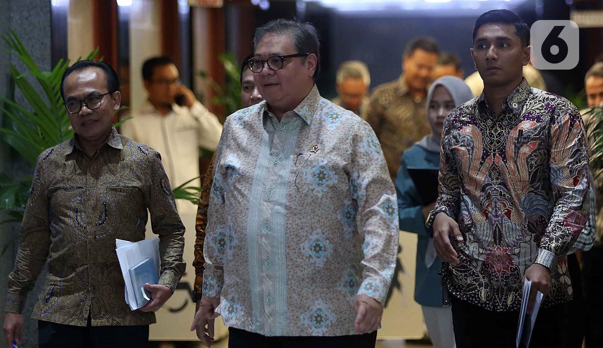 Menurut keterangannya, ia bersama pihak KPK bakal mendiskusikan ihwal tarif resiprokal Amerika Serikat (AS). Tampak dalam foto, Menteri Koordinator (Menko) Bidang Perekonomian, Airlangga Hartarto (tengah) berjalan menuju pintu keluar Gedung Merah Putih Komisi Pemberantasan Korupsi (KPK), Jakarta, Rabu (14/1/2026). (Liputan6.com/Helmi Fithriansyah)