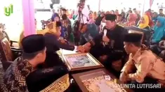 Lucu tapi kasihan, seorang mempelai pria jatuh pingsan usai melakukan proses ijab kabul.