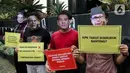 ICW menggelar aksi untuk mengkritik KPK karena tak kunjung berhasil menangkap Harun Masiku yang buron sejak empat tahun lalu. (Liputan6.com/Herman Zakharia)