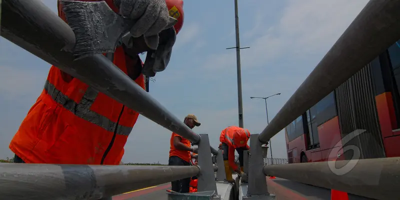 Proses Pengecatan Pembatas Fly Over Sepanjang 120 Meter