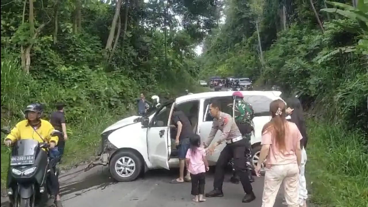 Polisi serta TNI mengevakuasi korban kecelakaan beruntun di Jalur Wisata di Pantai Mutun, Pesawaran, Lampung. Foto : (Istimewa).