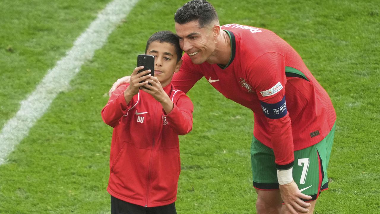Foto: Cristiano Ronaldo Kembali Cetak Assist Kontra Turki, Portugal Jadi Tim Ketiga yang Melaju ke Babak 16 Besar Euro 2024