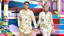 Tak hanya kemesraan keduanya saja yang menjadi sorotan, akan tetapi pasangan satu ini juga kerap tampil kompak dengan busana senada. Penampilan keduanya ini bahkan sering kali ramai oleh pujian netizen. (Liputan6.com/IG/@hengkykurniawan)