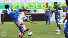 Pesepakbola Martapura FC, Syaifullah Nazar (kedua kiri) berebut bola dengan Absor Fauzi (Persiba) di lanjutan Piala Presiden 2015 di Stadion Si Jalak Harupat, Bandung, Minggu (9/6/2015). Martapura kalah 2-3 dari Persiba. (Liputan6.com/Helmi Fithriansyah)