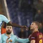 Bek Barcelona, Samuel Umtiti, menyundul bola saat melawan AS Roma pada laga leg kedua perempat final Liga Champions, di Stadion Olimpico, Selasa (10/4/2018). AS Roma menang 3-0 atas Barcelona. (AP/Gregorio Borgia)