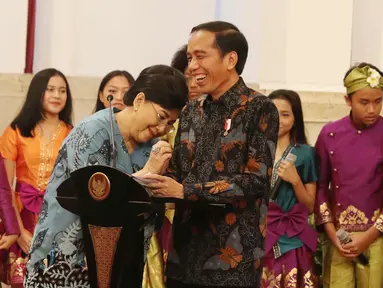 Presiden Jokowi dan penyanyi Titiek Puspa saat merayakan Hari Musik Nasional 2017 di Istana Negara, Jakarta, Kamis (9/3). Hari Musik Nasional diperingati setiap tanggal 9 Maret. (Liputan6.com/Angga Yuinar)