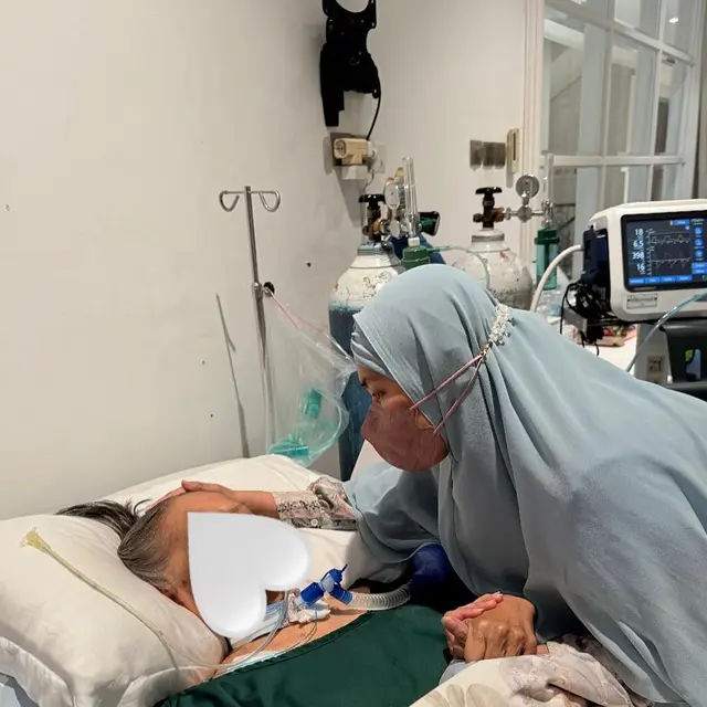 6 Potret Kakak Alya Rohali Pamit Umrah ke Ibunda Sebelum Meninggal, Dengar Suara Ibu