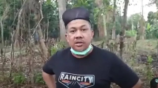 6 Potret Kegiatan Fahri Hamzah Usai Tak Lagi di DPR, Potong Kayu dan Panen Singkong