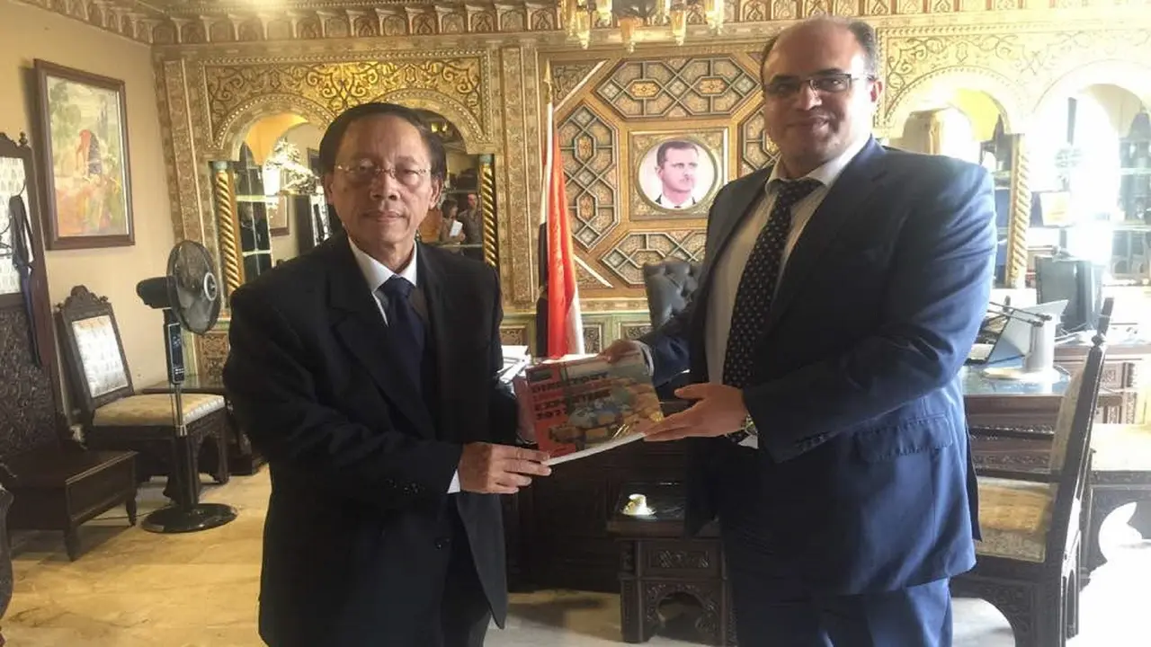 Dubes RI untuk Suriah, Djoko Harjanto (kiri) bersama Menteri Ekonomi dan Perdagangan Luar Negeri Suriah Suriah, Mohammad Nidal Al Shaar di Damaskus (30/4) (KBRI Damaskus / Kemlu RI)