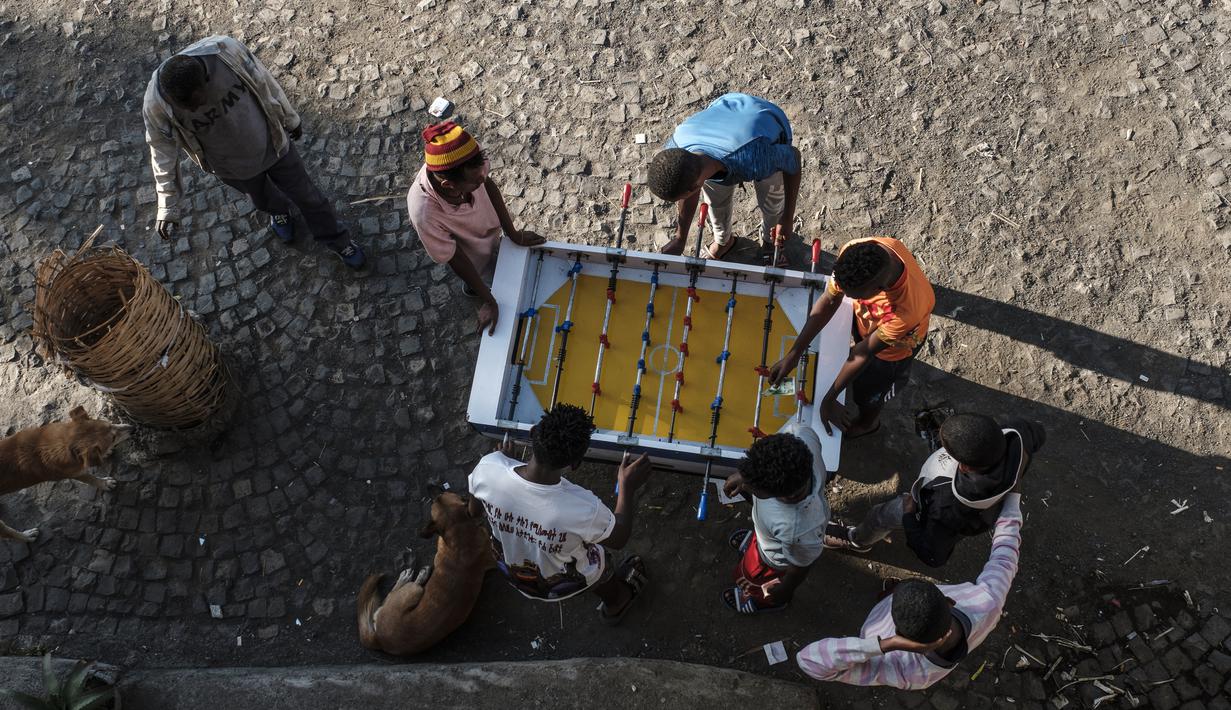 Sejumlah pemuda saat bermain foosball di Kota Gondar, Ethiopia pada 09 November 2020. (Photo by EDUARDO SOTERAS / AFP)