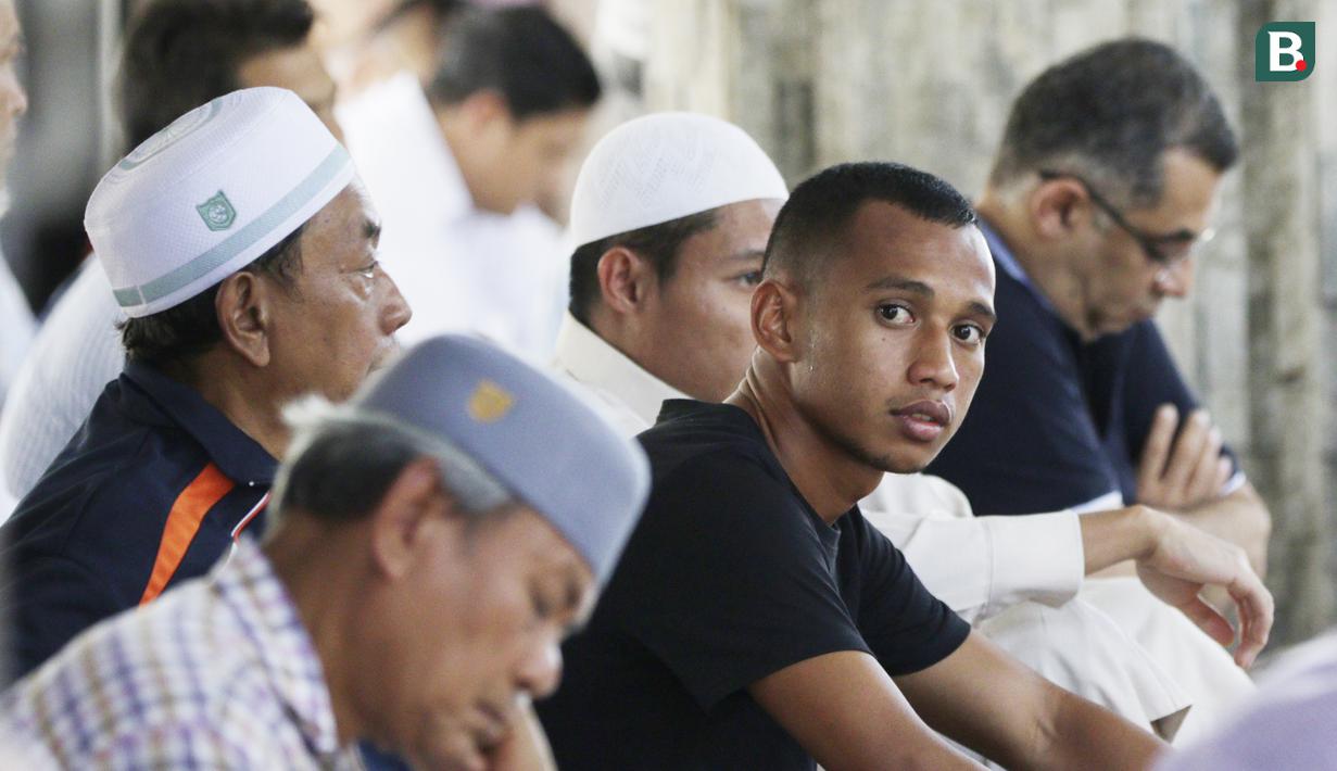 Pemain Timnas Indonesia, Irfan Jaya, mendengarkan ceramah saat Salat Jumat di Masjid Islamic Center Valdesam, Thailand, Jumat, (16/11). Indonesia akan melawan Thailand pada laga Piala AFF 2018. (Bola.com/M. Iqbal Ichsan)