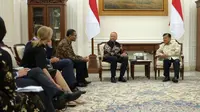 Wakil Presiden Jusuf Kalla berbincang dengan CEO ISS Group Jeff Gravenhorst dan CEO ISS Indonesia Elisa Lumbantoruan. (ISS Indonesia)
