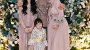 Gaun yang dikenakan Zaskia Gotik memiliki desain yang memadukan elemen tradisional dan modern. Gaun ini dibuat dari bahan tulle berkualitas tinggi yang memberikan kesan lembut dan flowy. Material tersebut dihiasi dengan bordir bunga 3D, memberikan dimensi sekaligus keanggunan pada penampilan Zaskia.  [@zaskia_gotix].