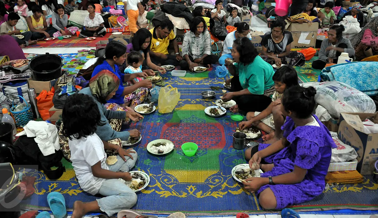Sejumlah pengungsi terlihat berbuka puasa di pengungsian letusan Gunung Sinabung di Desa Batu Karang, Medan, Sabtu (4/7/2015). Pengungsi yang muslim tetap menjalankan puasa dengan menu sahur dan berbuka seadanya. (Liputan6.com/JohanTallo)
