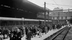 Penumpang berjalan di peron sebelum naik kereta utama, pada Oktober 1944 di stasiun Paris, beberapa bulan setelah Pembebasan Paris, selama Perang Dunia Kedua. (AFP Photo)