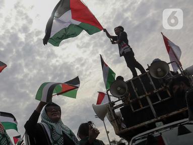 Massa aksi yang tergabung dalam Aliansi Pemuda Indonesia untuk Palestina menggelar unjuk rasa di depan Kedutaan Besar Amerika Serikat, Jakarta, Minggu (20/4/2025). (Liputan6.com/Herman Zakharia)