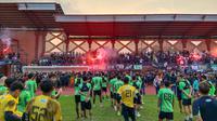 Ratusan Bonek menghadiri sesi latihan Persebaya Surabaya di Lapangan THOR jelang laga kontra Arema FC pada Senin, (28/4/2025) di Bali.