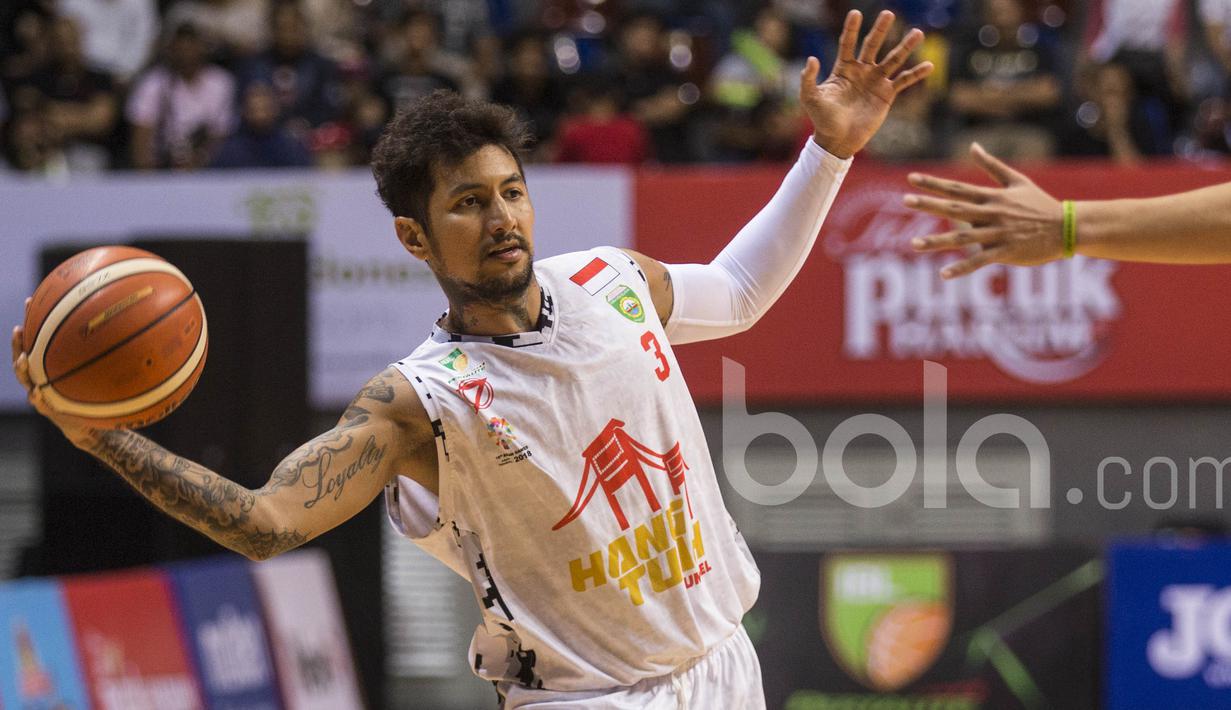 Pebasket Hang Tuah, Kelly Purwanto, saat tampil melawan Aspac pada laga IBL 2017 di Britama Arena, Jakarta, Sabtu (18/2/2017). Aspac menang 72-62. (Bola.com/Vitalis Yogi Trisna)