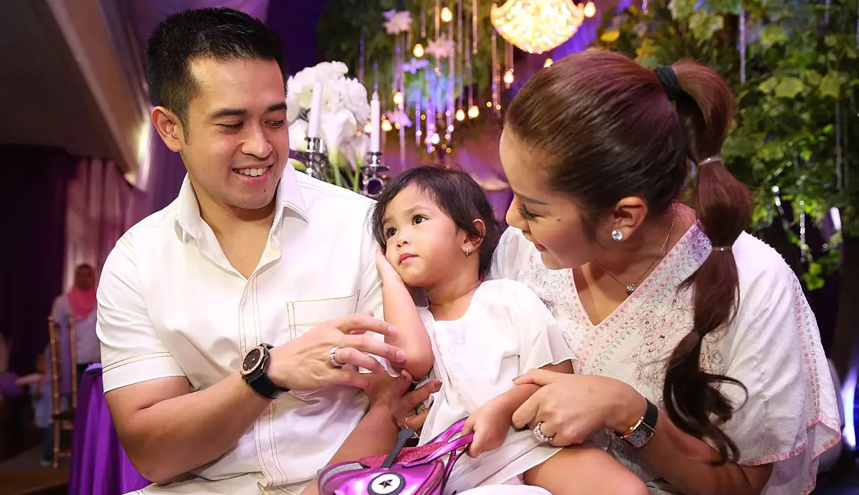 Bicara soal ribut dan pertengkaran menurut Olla memang ada di hubungan pernikahannya, namun ia mengakui tidak pernah ribut besar. Hanya ribut dan pertengkaran kecil saja yang ada selama lima tahun ini. (Bambang E. Ros/Bintang.com)