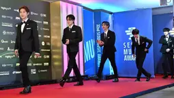 Personel NCT Dream melintasi karpet merah acara Seoul Music Awards di KSPO Dome, Seoul, Korea Selatan, 19 Januari 2023. NCT Dream dianugerahi Daesang (Hadiah Utama) di Seoul Music Awards 2023. (Jung Yeon-je/AFP)