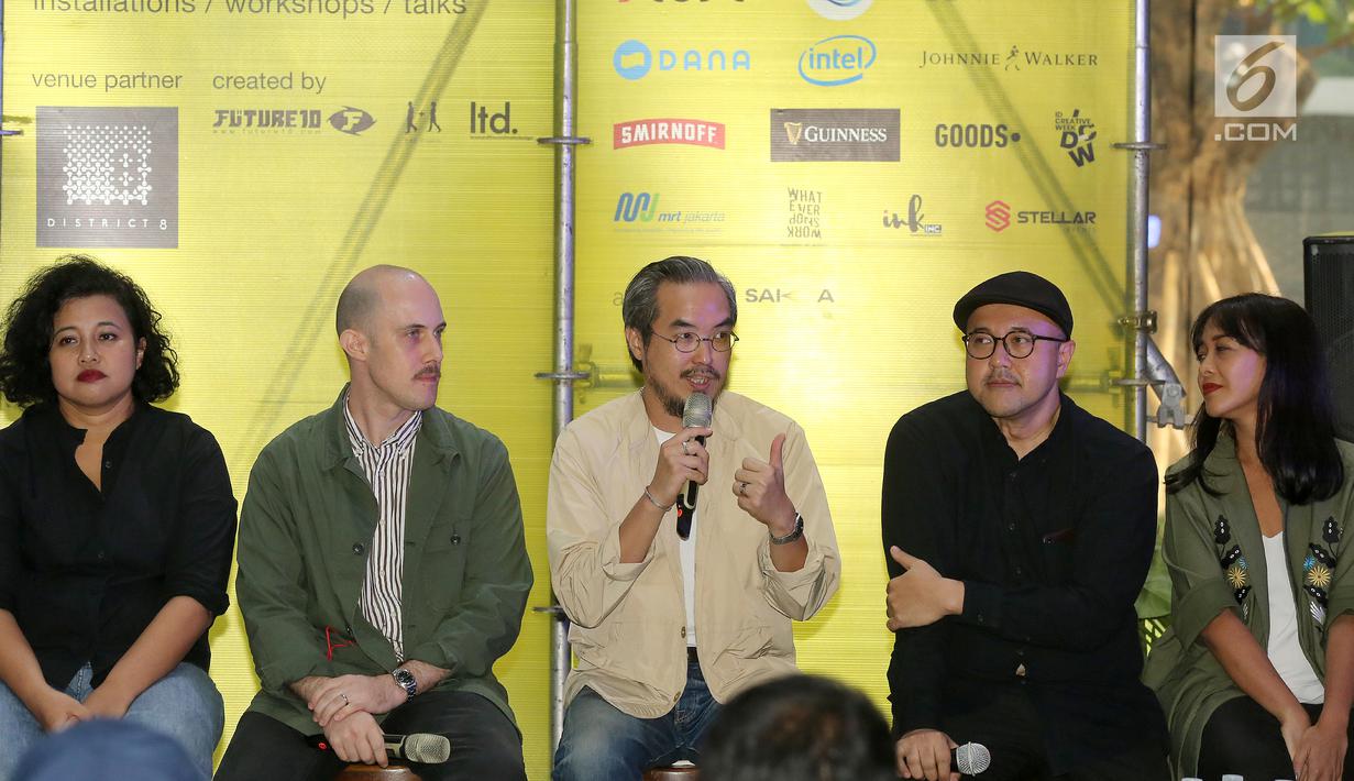 Leonard Theosabrata (tengah) bersama Founder BrightspotMRKT memberi keterangan pers BrightspotMRKT 10 Year Anniversary di Distric 8 SCBDJakarta, Selasa (17/9/2019). Brightspot merupakan platform untuk mendukung kreativitas anak muda dalam industri fashion hingga seni. (Liputan6.com/Fery Pradolo)