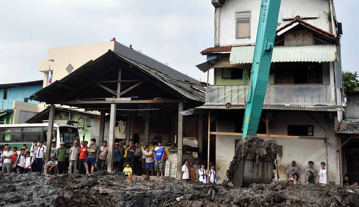 Normalisasi kali Mampang meliputi tiga kelurahan yaitu Mampang Prapatan, Pela Mampang, dan Tegal Parang. Tampak, sejumlah warga menyaksikan proses pendalaman kali Mampang, Jakarta Selatan, (19/8/2014). (Liputan6.com/Miftahul Hayat)