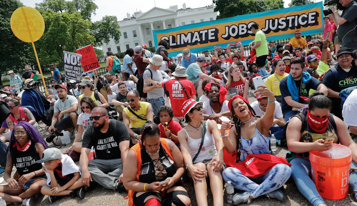 Demonstran menggelar aksi bertepatan 100 hari kerja Trump sebagai presiden di Washington, AS, Sabtu (29/4). Demonstran menilai kebijakan pemerintahan Trump terkait lingkungan adalah malapetaka bagi iklim dan masyarakat. (AP Photo / Pablo Martinez)