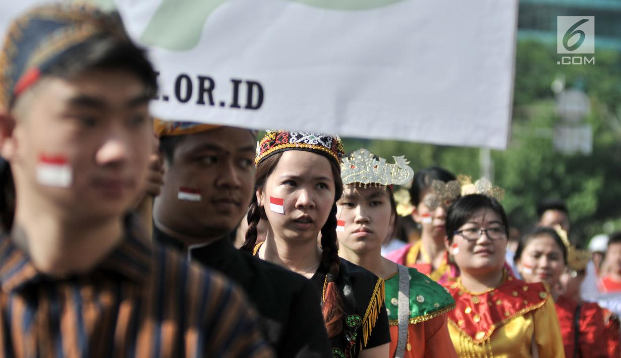 Umat lintas agama melakukan gerak jalan menyambut Pemilu 2019 di kawasan Car Free Day, Jakarta, Minggu (21/10). Acara ini juga melibatkan 20 komunitas beragama seperti umat Buddha di Indonesia (WALUBI dan PERMABUDHI). (Merdeka.com/ Iqbal S. Nugroho)