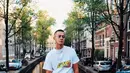 Gaya kasual Herjunot Ali satu ini juga bisa dijadikan sebagai inspirasi. Kacamata bulat yang digunakan olehnya ini pun terlihat begitu stylish. (Liputan6.com/IG/@herjunotali.studio)