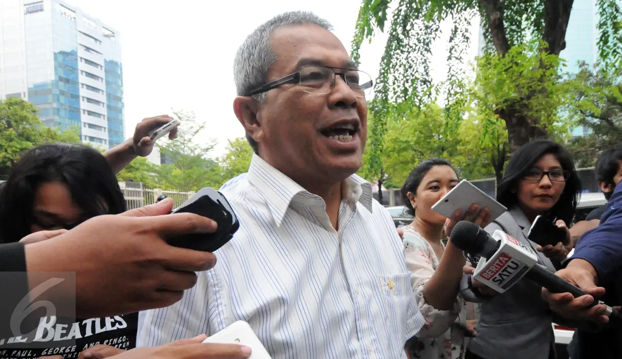 Sekretaris Daerah Pemprov Sumut, Hasban Ritonga usai diperiksa KPK, Jakarta, Rabu (25/11/2015). Hasban diperiksa sebagai saksi kasus dugaan suap kepada DPRD Sumatera Utara periode 2009-2014 dan 2014-2019. (Liputan6.com/Helmi Afandi)