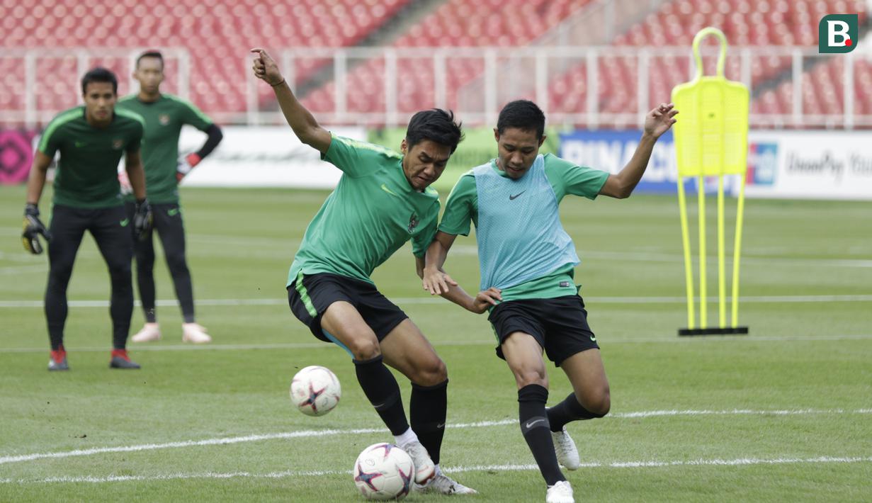 Pemain Timnas Indonesia, Evan Dimas dan Septian David, berebut bola saat latihan di SUGBK, Jakarta, Sabtu (24/11). Latihan ini persiapan jelang laga Piala AFF 2018 melawan Filipina. (Bola.com/Vitalis Yogi Trisna)