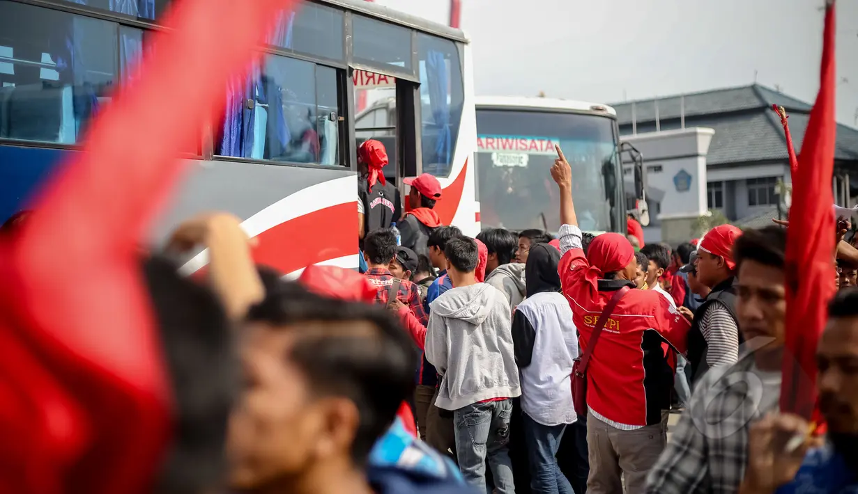Sejumlah buruh yang tergabung dalam FSBTPI menaiki bus untuk menuju Istana Merdeka, Jakarta, Jumat (1/4/2015). Tepat pada 1 Mei seluruh buruh di dunia merayakan 'Hari Raya' atau biasa disebut May Day.  (Liputan6.com/Faizal Fanani)