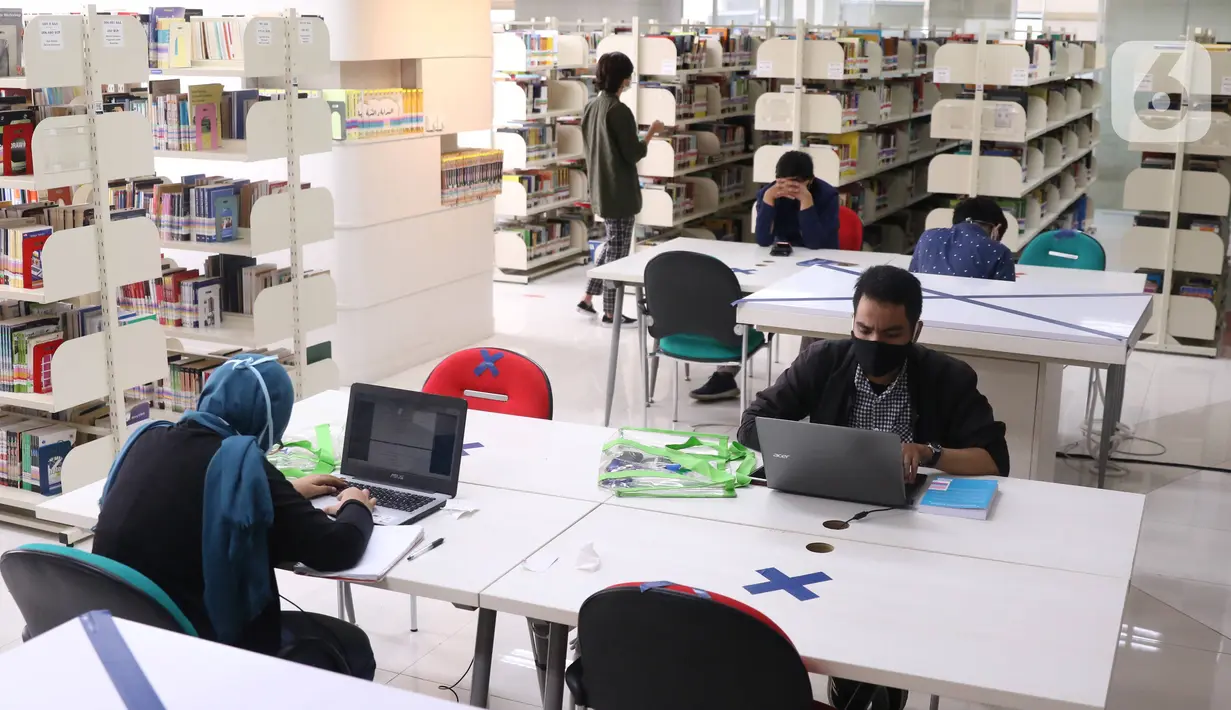 <p>Pengunjung membaca buku di Perpustakaan Nasional (Perpusnas), Jakarta, Kamis (10/6/2020). Perpusnas membuka kembali membuka pelayanan mulai Kamis ini, 11 Juni 2020, dengan menyiapkan protokol kesehatan setelah beberapa bulan tutup akibat COVID-19. (Liputan6.com/Angga Yuniar)</p>